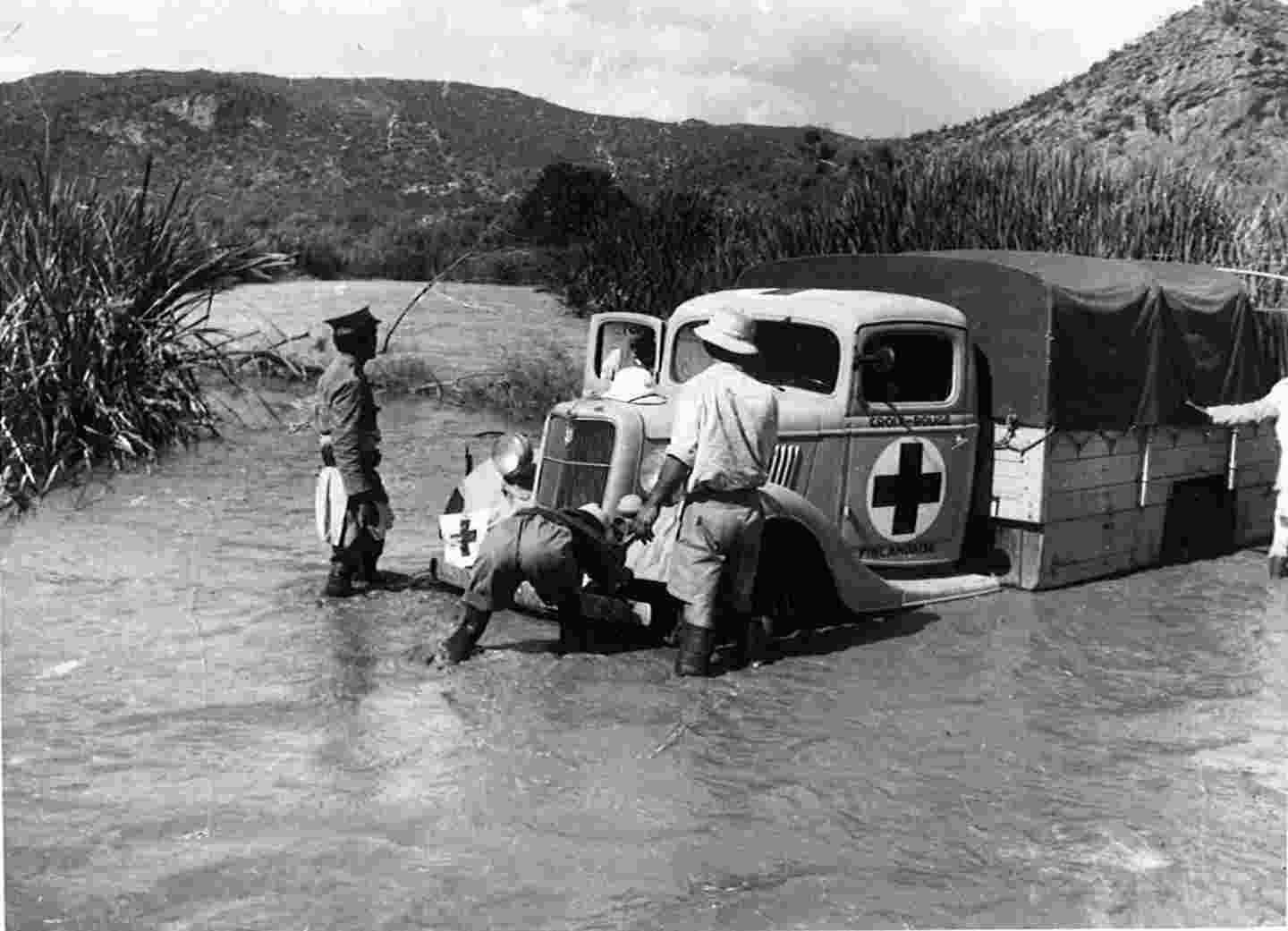 Abessinian sota 1936. Suomalaisten ambulanssi liejuun juuttuneena matkalla Harrarista Dagahabouriin nykyisessä Etiopiassa.